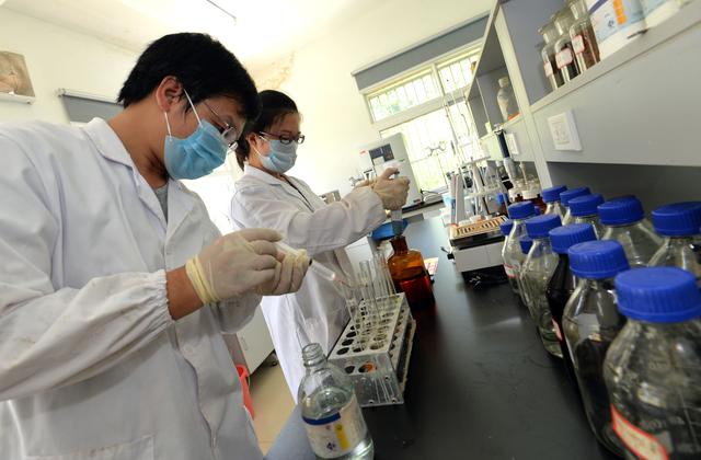 “土壤医生”酷暑下工作！高温武汉土壤检测颠覆传统绿化理念