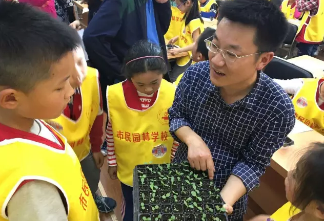 探秘植物的种子 ――记武汉市园林科研所市民园林学校2017年第2期活动