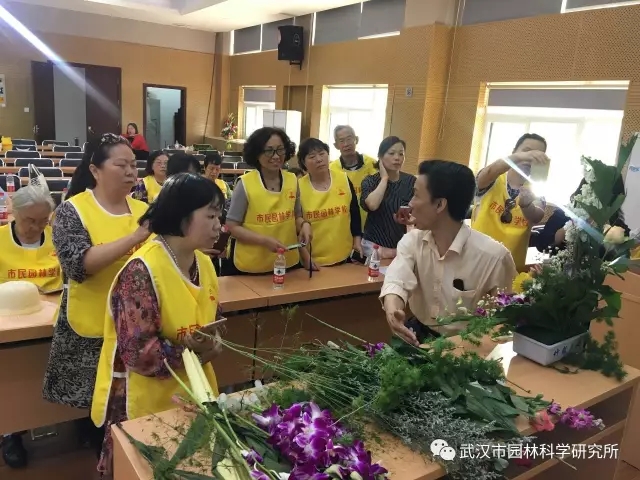 赏新优花卉,学艺术插花 ――记市园林科研院2017年科技活动周 市民园林学校第3期活动