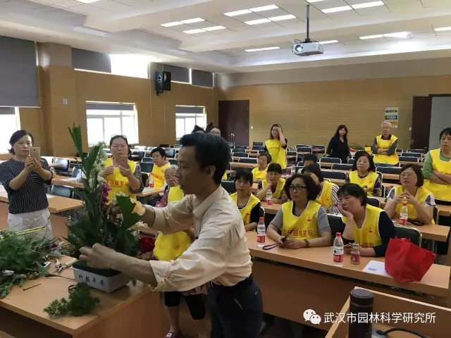 赏新优花卉,学艺术插花 ――记市园林科研院2017年科技活动周 市民园林学校第3期活动