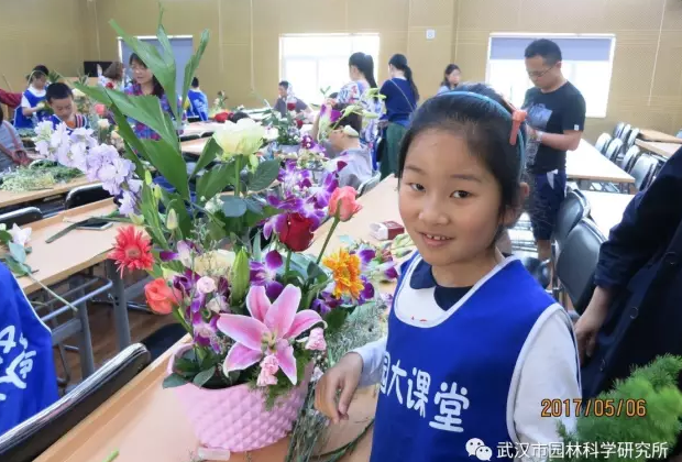 “漫步芬芳，感受插花艺术”记公园大课堂活动