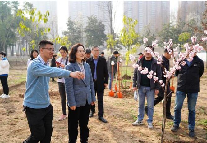 省住建厅领导参加植树活动并调研绿色驿站
